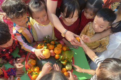 LỚP CHỒI 2: HĐ TRẢI NGHIỆM TẾT VÀ MÙA XUÂN CỦA CÁC BÉ CHỒI 2 TRƯỜNG MẪU GIÁO BÌNH MINH